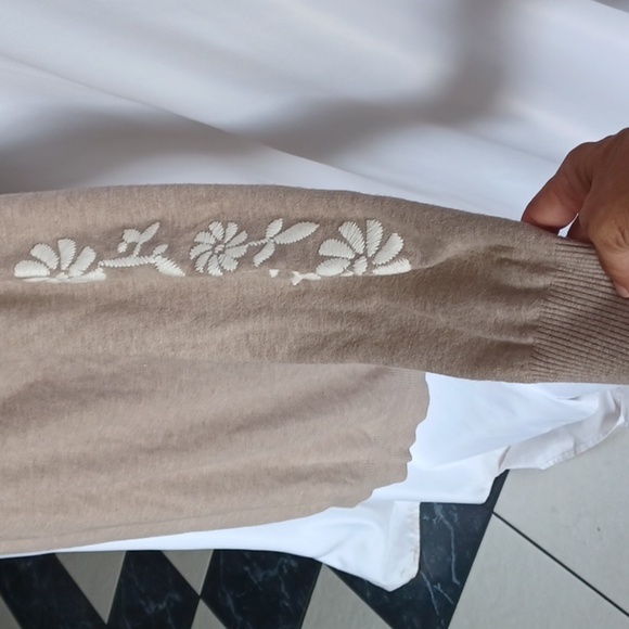 Aaeda Open Cardigan Sweater Tan White Embroidered Floral Sz XL, 22" PTP, 30" L - Picture 3 of 6